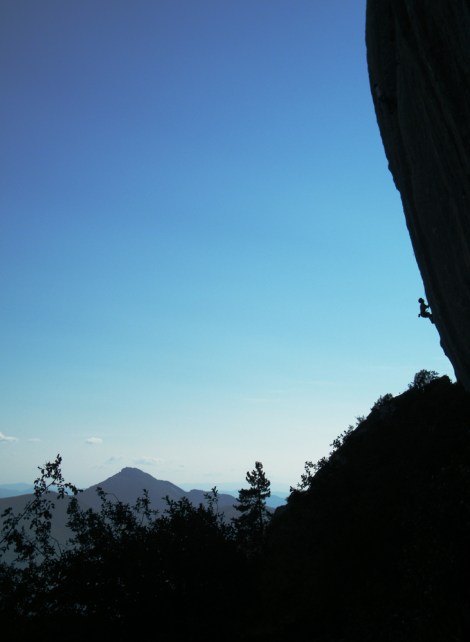 Nathan climbing on the Berlin sector © Oli Grounsell