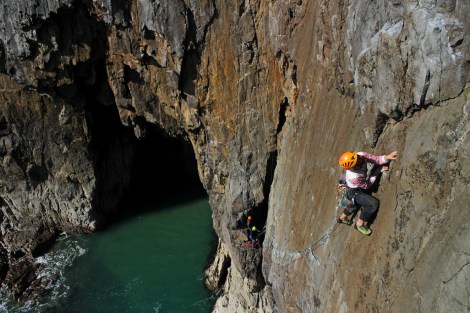 Louis Georgi on the amazing Lucky Strike (E1 5b) © Oli Grounsell